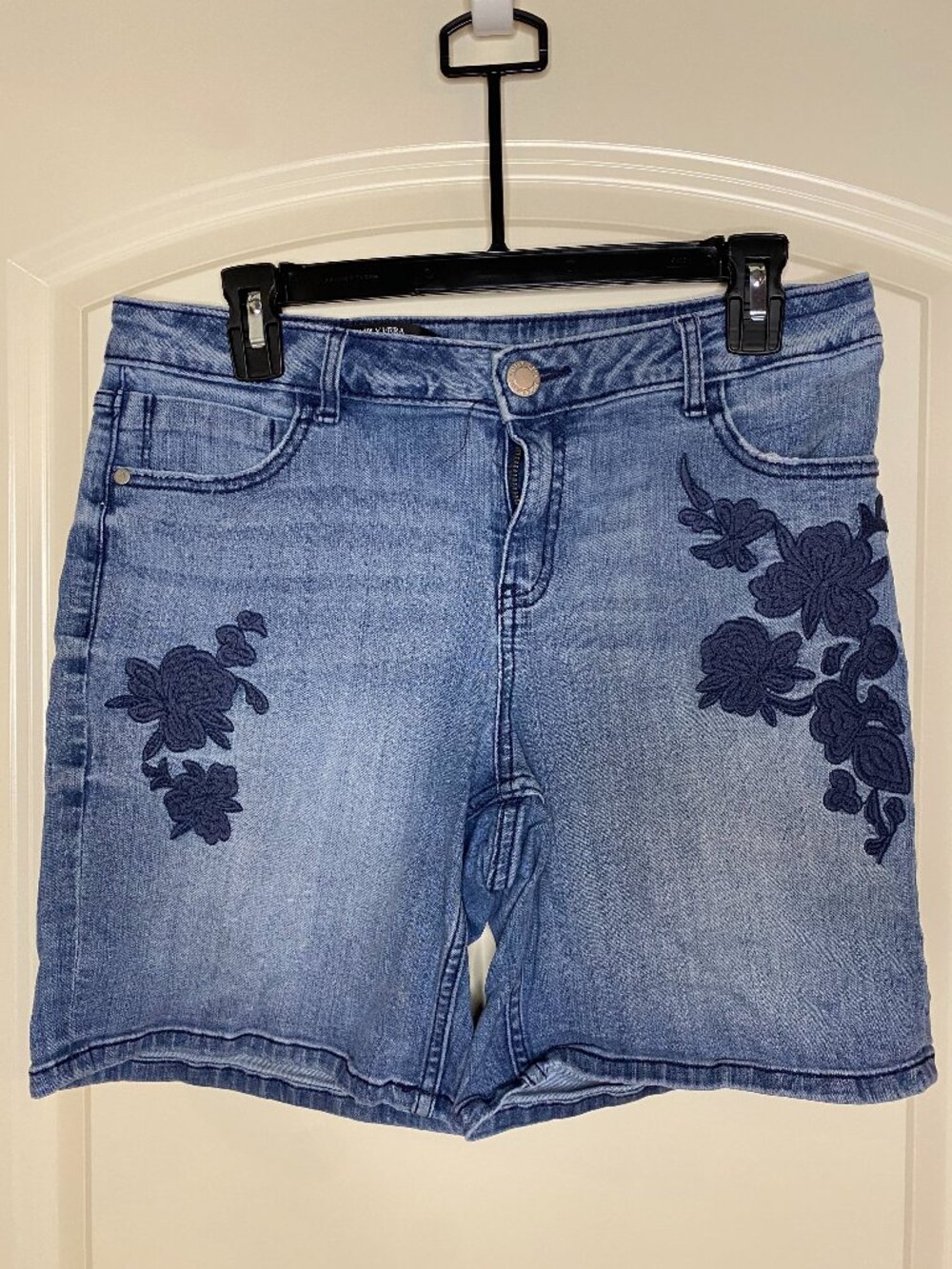Simply Vera floral embroidered mid rise denim shorts Sz 8